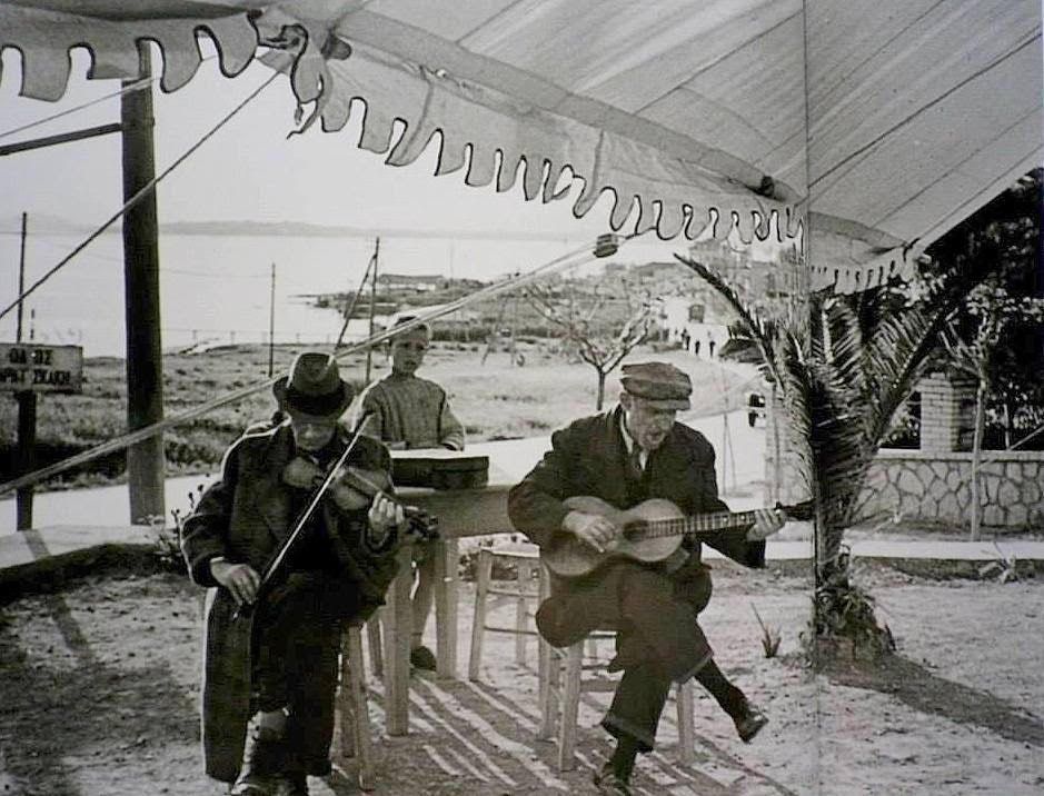 Στο παραλιακό ταβερνάκι του Καλαμακίου 