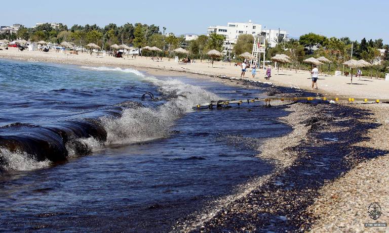 Μηνυτήρια αναφορά από τον Δήμαρχο Γλυφάδας σχετικά με τη μόλυνση στις ακτές