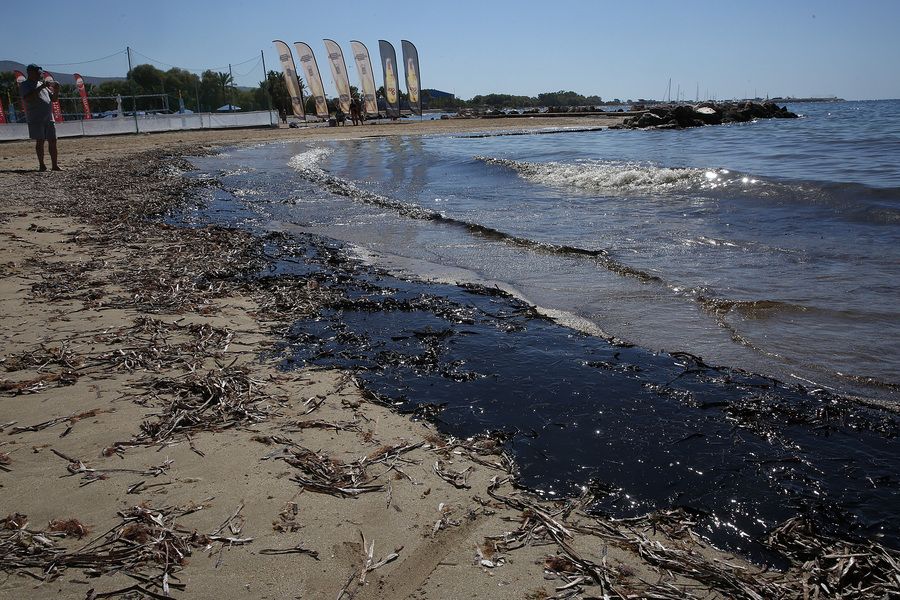 H πίσσα και το μαζούτ συνεχίζουν την καταστροφική της πορεία στις παραλίες των Νοτίων