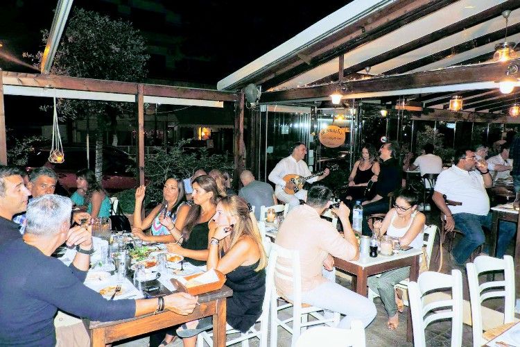 Καλοκαιρινά βράδια με ζωντανή μουσική και καλό φαγητό στο «Αλιμανάκι»