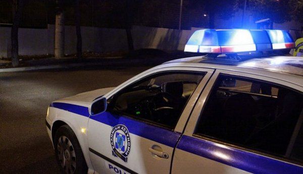 Πυροβολισμοί με έναν νεκρό έξω από μπαρ στη Γλυφάδα