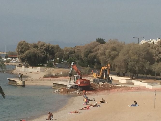 Ανάπλαση της ελεύθερης παραλίας δίπλα στο Δημαρχείο της Βούλας