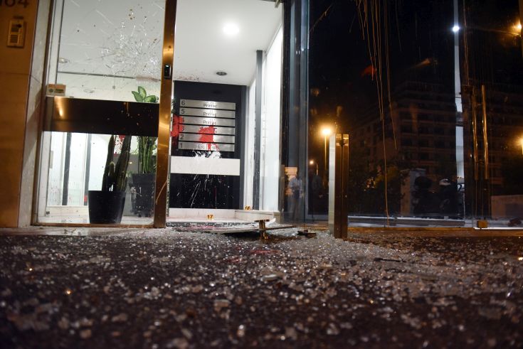 Επίθεση κουκουλοφόρων στα γραφεία της εφημερίδας «Έθνος» στη Λ. Συγγρού 