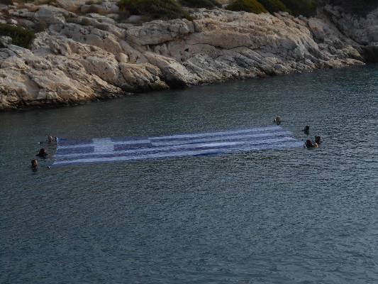Η ελληνική σημαία στα νερά της Βουλιαγμένης