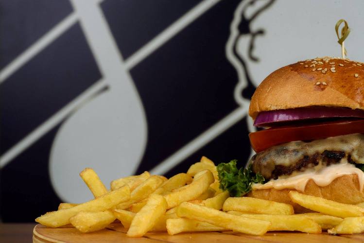 Βeeerger: Τρως και πίνεις όσο αντέχεις με 12€