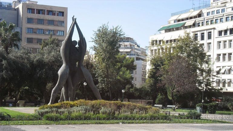 Τα παιδιά ζουν τη μαγεία των Χριστουγέννων στην Πλατεία Κλαυθμώνος