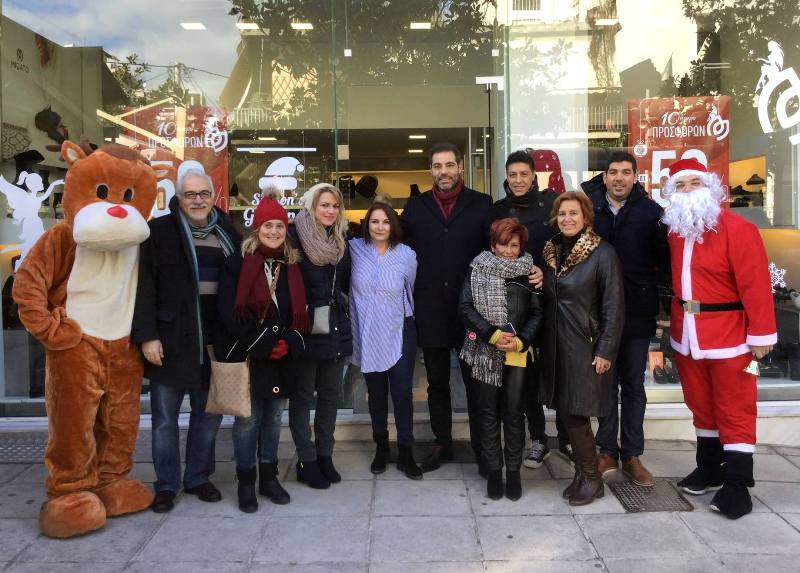 «Καλά Χριστούγεννα» είπε ο Δήμαρχος Ανδρέας Κονδύλης, στην Αγορά της Θουκυδίδου
