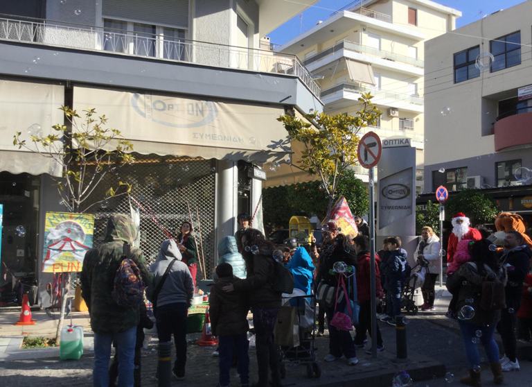 Σαπουνόφουσκες γέμισε η Αγορά της Θουκυδίδου σήμερα