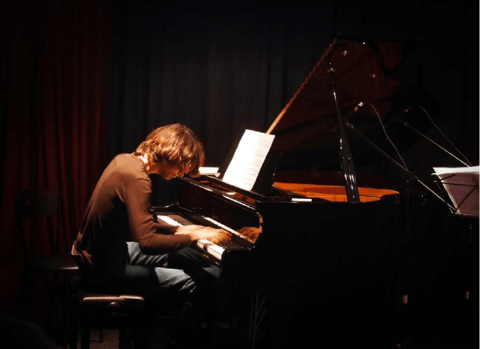 O πιανίστας Ορφέας Δρέμης που διαπρέπει στο εξωτερικό, έρχεται για μία βραδιά στο Π. Φάληρο