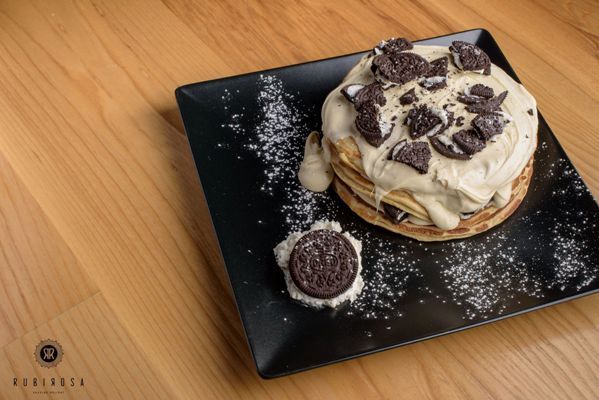 Rubirosa: Απόλαυσε γευστικά pancakes με θέα θάλασσα