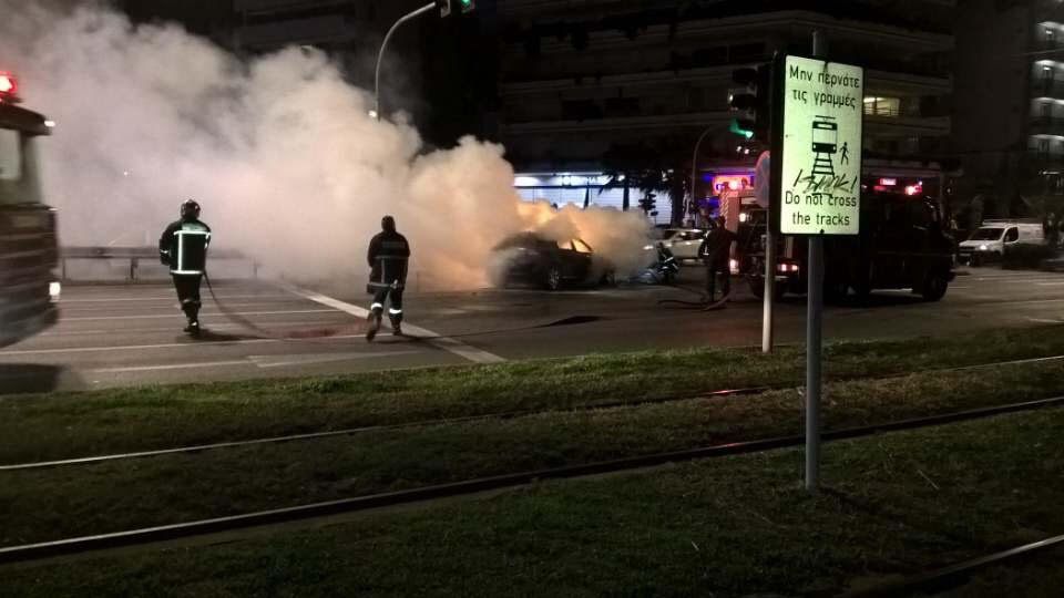 Αυτοκίνητο τυλίχτηκε στις φλόγες στη Λ. Ποσειδώνος