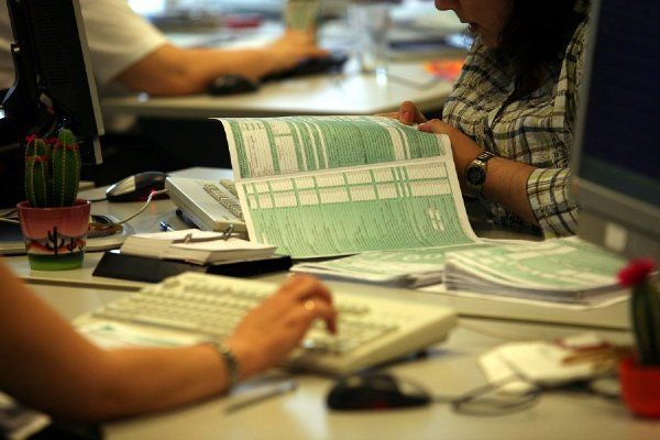 Φορολογικές δηλώσεις 2018: Έξτρα φόρος αν δεν έχει πιαστεί ο «στόχος» σε πλαστικό χρήμα