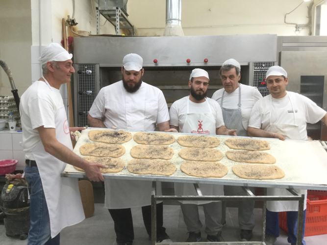Λαγάνα με λιαστή ντομάτα, θυμάρι και παπαρουνόσπορο από τον φούρνο «Αλετράς»