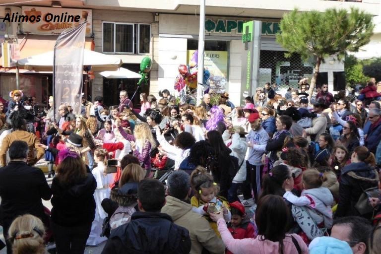 Η Λεωφόρος Καλαμακίου «πλημμύρισε» μασκαράδες και άρματα – Πλούσιο Φωτορεπορτάζ