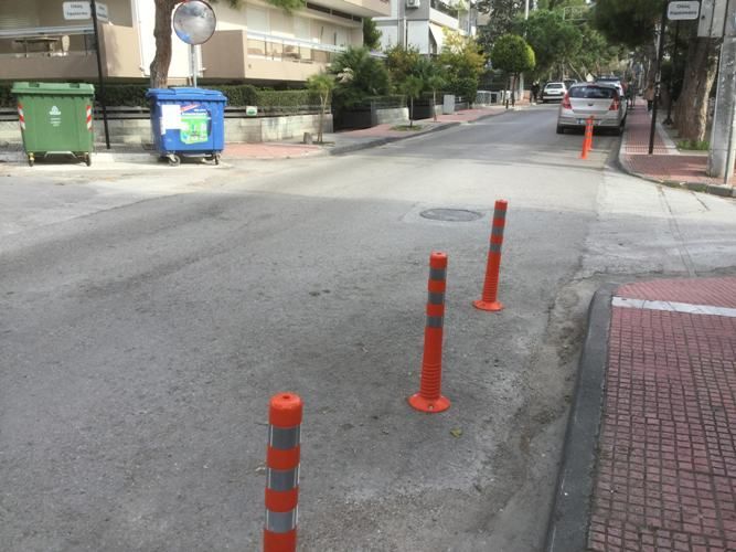 Προστατευτικά κολωνάκια στη συμβολή των οδών Θουκυδίδου και Καραϊσκάκη