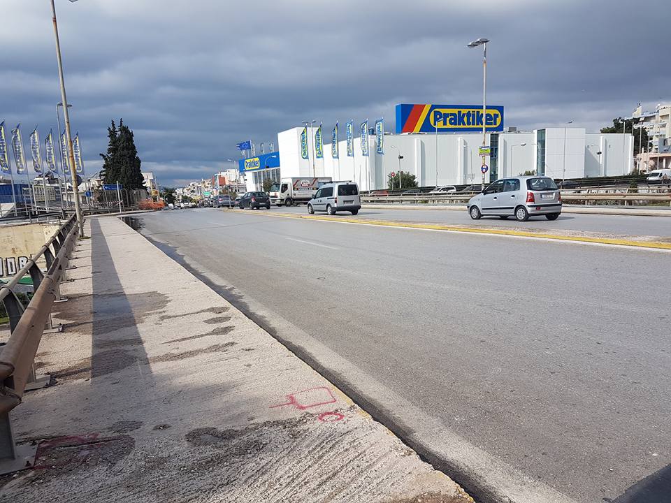 Τοποθετήθηκε φανάρι στη γέφυρα του Praktiker