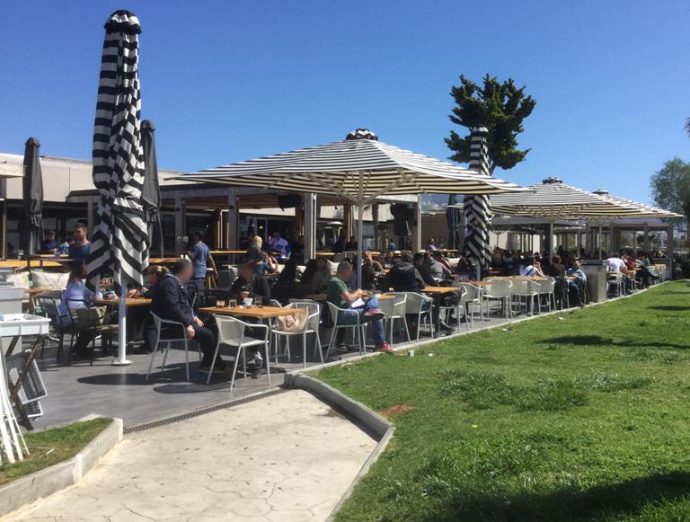 Η άνοιξη ήρθε και οι καφετέριες της παραλίες γεμίζουν ασφυκτικά