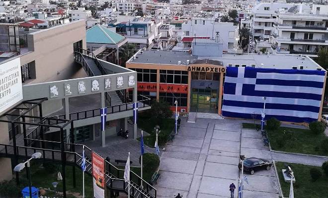 Ελληνικό –Αργυρούπολη: Η γαλανόλευκη κάλυψε το Δημαρχείο