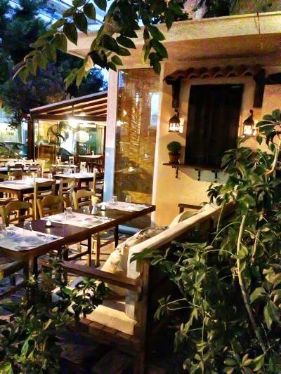Η αυλή του μεζεδοπωλείου «Αλιμανάκι» σε περιμένει