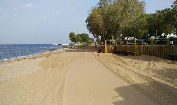 Βούλα: 200 κυβικά άμμου Αιγύπτου «ρίχτηκαν» στην παραλία