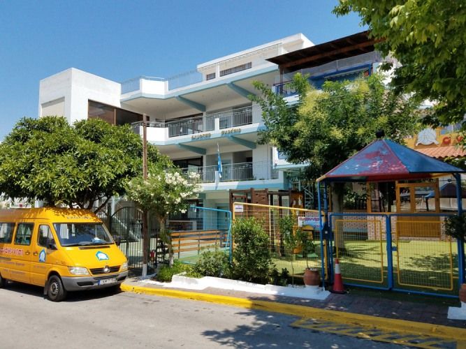 Τα Εκπαιδευτήρια Κουτσομάλη «Αναγέννηση» σύλλεξαν καπάκια και παρέδωσαν 7 καροτσάκια – Αναδείχθηκαν στα πρώτα 10 από τα 157 σχολεία που συμμετείχαν
