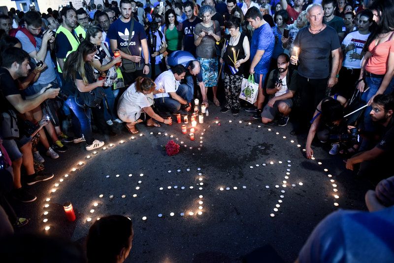 Φωτογραφίες από τη σιωπηλή συγκέντρωση ως φόρο τιμής για τους νεκρούς της πυρκαγιάς