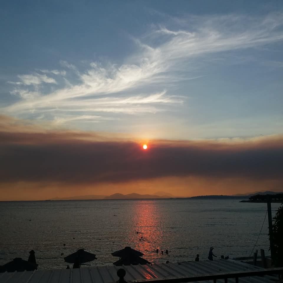 Ορατοί οι καπνοί και στον Άλιμο από την φωτιά στην Εύβοια