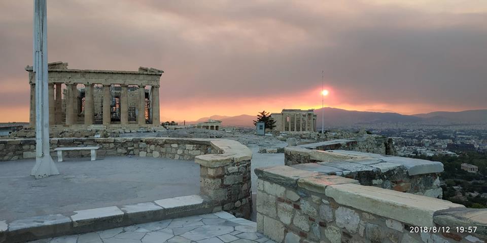 Οι καπνοί από τη φωτιά της Εύβοιας έχουν καλύψει τον Αττικό ουρανό 
