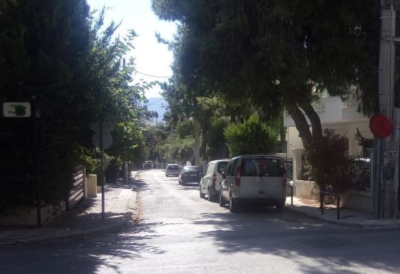 Άγνωστοι έσπασαν τον καθρέφτη ορατότητας στη συμβολή των οδών Τσόχα-Κονδύλη