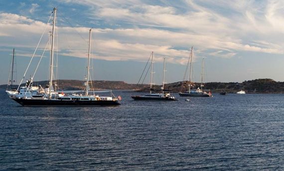 Κηλίδες πετρελαίου εμφανίστηκαν σε παραλία της Βάρκιζας