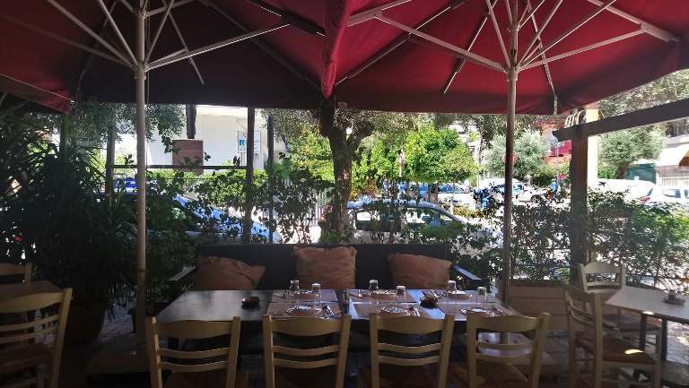Απόλαυσε τα τελευταία Αυγουστιάτικα βράδια στην αυλή του μεζεδοπωλείου «Αλιμανάκι»