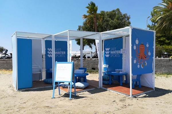 Εγκαταστάθηκε ενημερωτικό και ψυχαγωγικό περίπτερο για την ασφάλεια στο νερό στην ελεύθερη παραλία Βουλιαγμένης