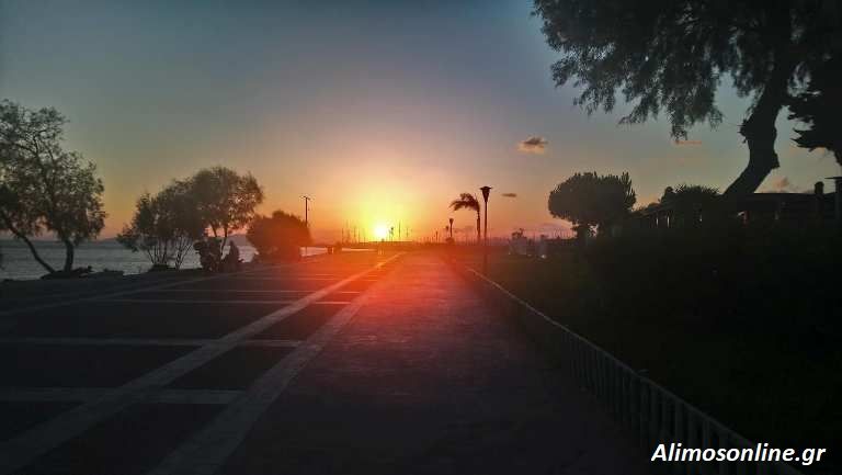 Περπάτημα στην παραλία με φόντο το ηλιοβασίλεμα