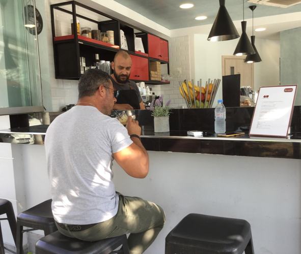 Απολαύστε τον καφέ σας στον όμορφο χώρο του «Αλετρά»,  σε τιμή take away