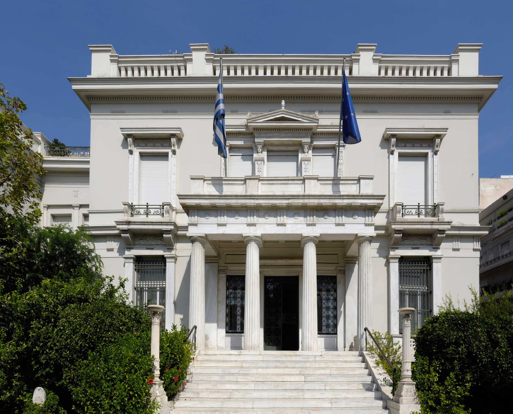 Νέος βανδαλισμός με λάδι: Οι άγνωστες «χτύπησαν ξανά» στο Μουσείο Μπενάκη