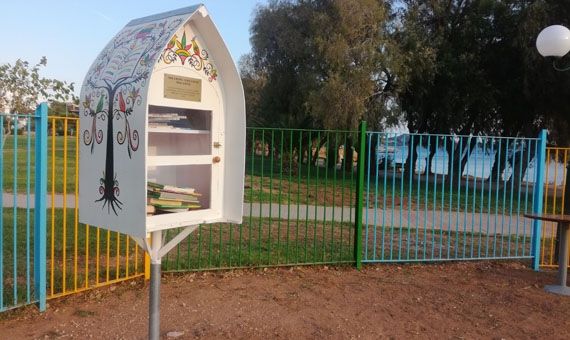 Εγκαταστάθηκε η παιδική βιβλιοθήκη στην παραλία της Βούλας