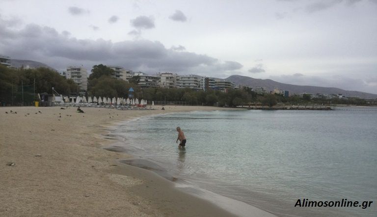 Ένας τολμηρός Αλιμιώτης μπήκε σήμερα στη θάλασσα