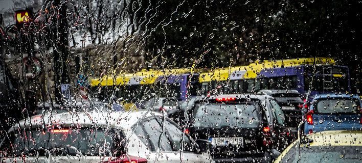 Αυξημένη η κίνηση στους δρόμους λόγω κακοκαιρίας – Τι γίνεται στον Άλιμο