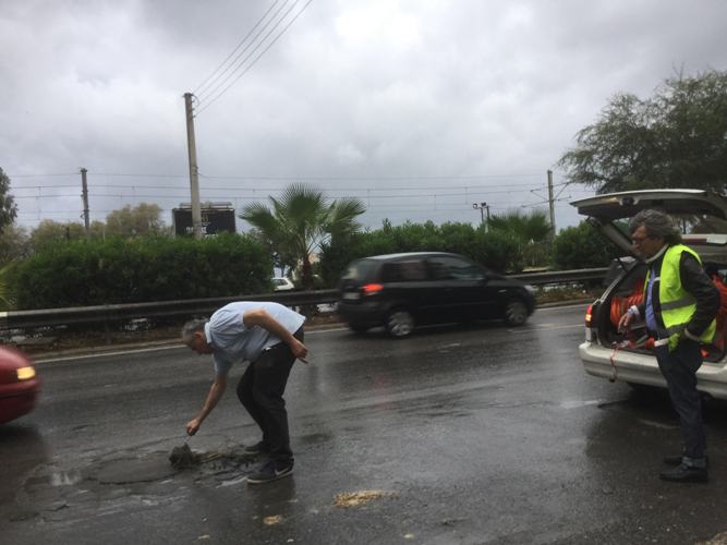 Κανονικά γίνεται και πάλι η κυκλοφορία στην Λ. Ποσειδώνος, στο ύψος της οδού Κανάρη