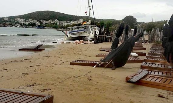Ένα ιστιοφόρο «ξεβράστηκε» στην παραλία της Βάρκιζας