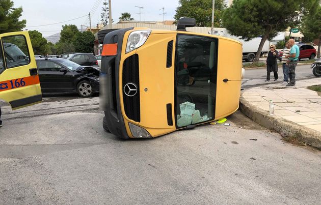Ανατροπή φορτηγού στα σύνορα Γλυφάδας – Βούλας