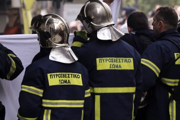 Φωτιά σε αυτοκίνητα σε Γλυφάδα και Ηλιούπολη