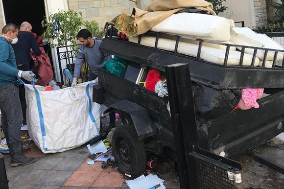 30 τόνους σκουπίδια μάζεψε ο Δήμος Γλυφάδας από σπίτι ρακοσυλλέκτη