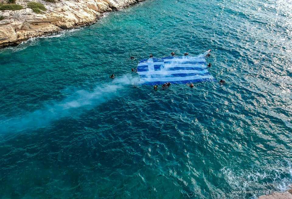 H ελληνική σημαία στα νερά της Βουλιαγμένης