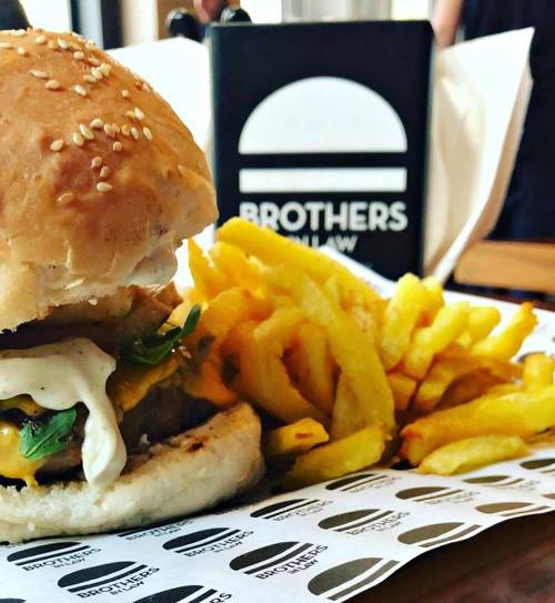 To burgerαδικο Brothes in Law έρχεται στα Νότια Προάστια