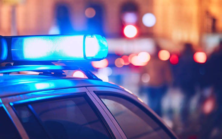 Φάληρο: Περιπολικό προσέκρουσε σε μπάρα λόγω λαδιών στο οδόστρωμα