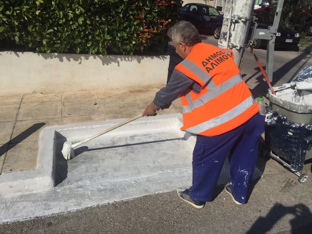 Aσβέστωμα στις εσοχές των κάδων απορριμμάτων στους δρόμους του Αλιμου