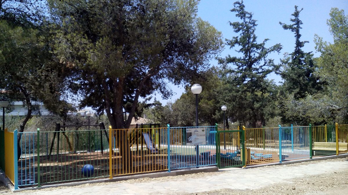 Βούλα: Πέταξαν σάπια ψάρια και κλείδωσαν παιδική χαρά για να μη μπαίνουν τα παιδιά