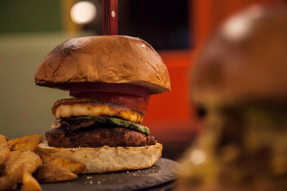 Τα ζουμερά burger της O’ Canto Pub έρχονται καθημερινά στην πόρτα σου