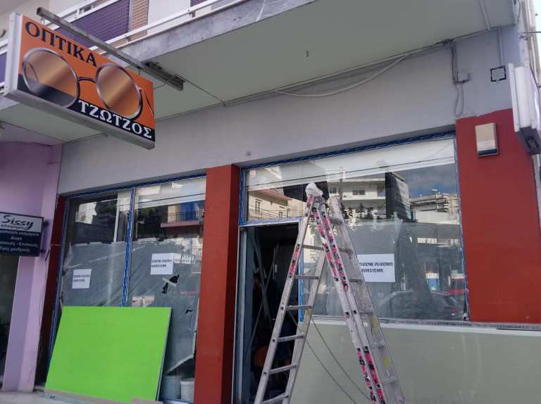 Οι εργασίες συνεχίζονται στο κατάστημα οπτικών που έγινε η έκρηξη στο ΑΤΜ προκειμένου να λειτουργήσει σύντομα